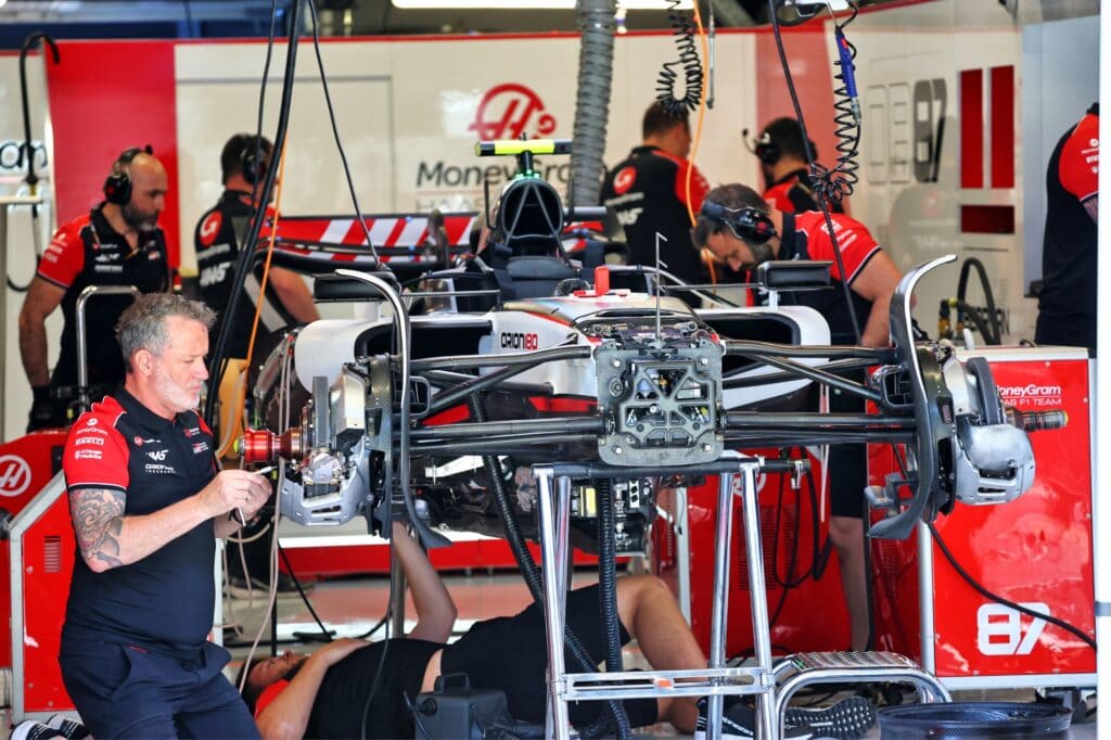 Mechanics working during the pit lane walk